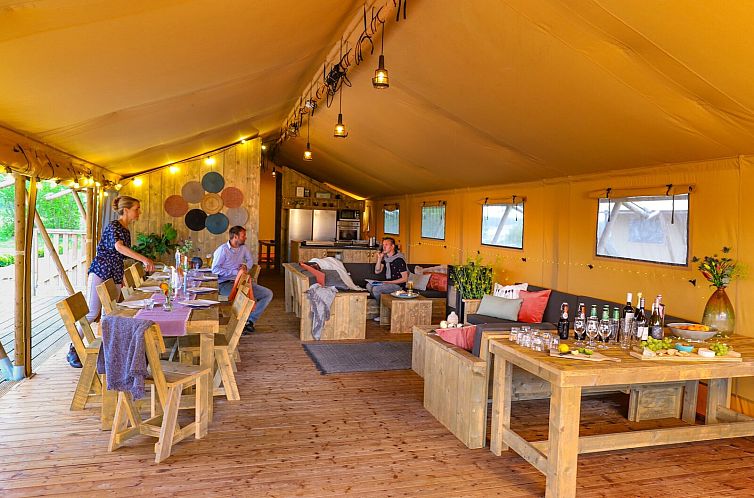 Groepsverblijf groepstent + vier luxe 6-pers. glamping