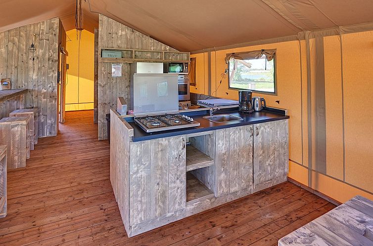 Groepsverblijf groepstent + vier luxe 6-pers. glamping