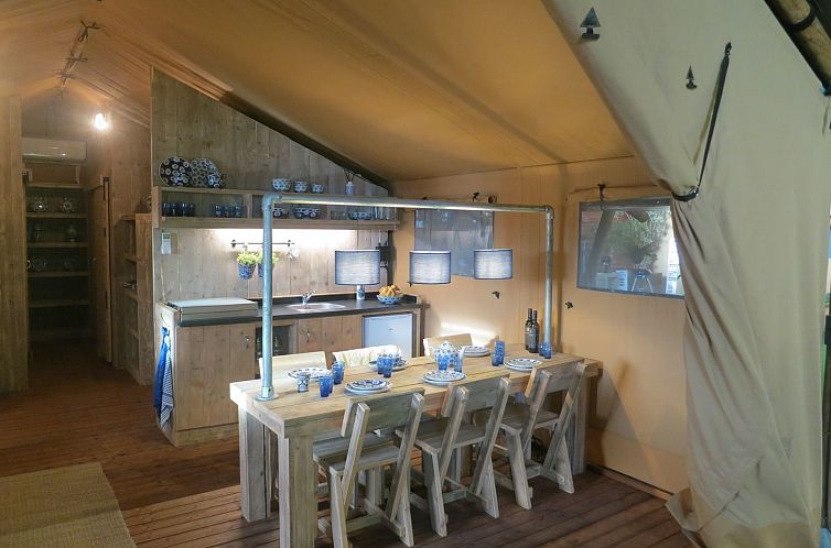 Groepsverblijf groepstent + vier luxe 6-pers. glamping