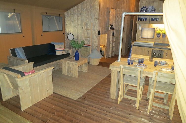 Groepsverblijf groepstent + vier luxe 6-pers. glamping