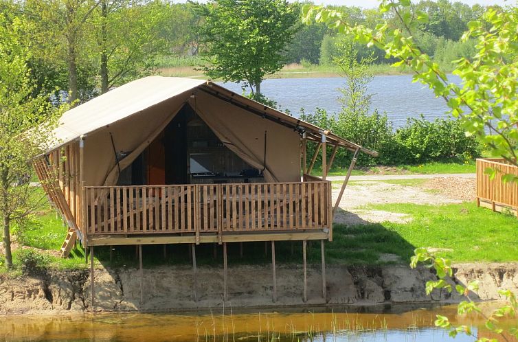 Groepsverblijf groepstent + vier luxe 6-pers. glamping