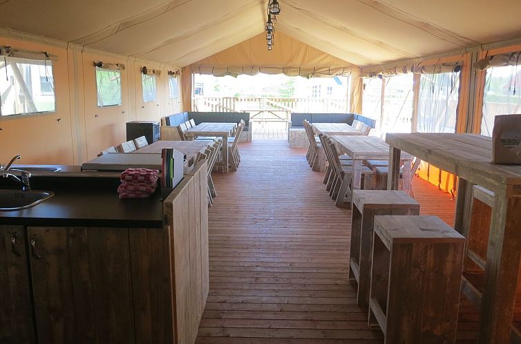 Groepsverblijf groepstent + vier luxe 6-pers. glamping