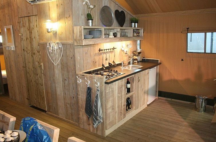 Groepsverblijf groepstent + vier luxe 6-pers. glamping