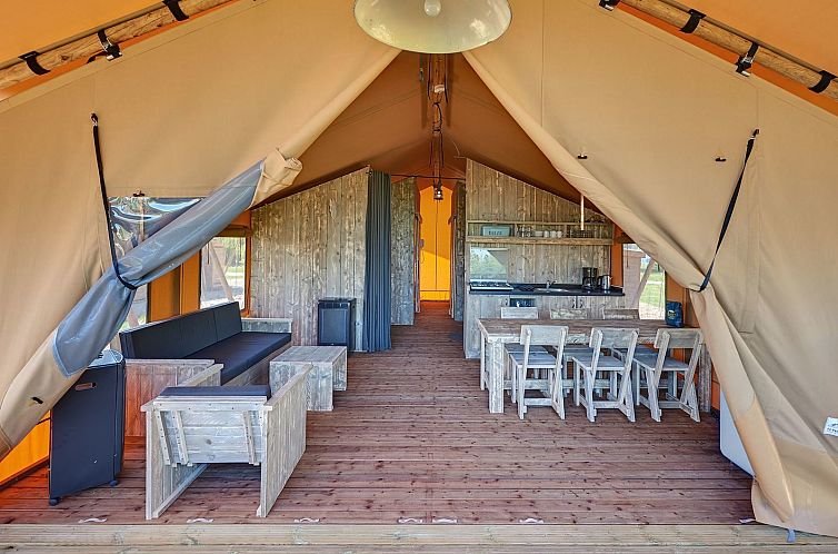 Groepsverblijf groepstent + vier luxe 6-pers. glamping