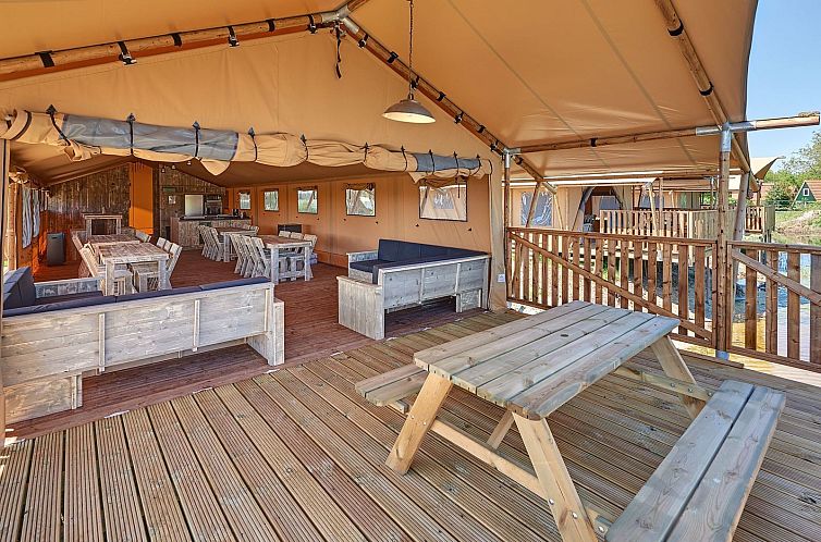 Groepsverblijf groepstent + vier luxe 6-pers. glamping