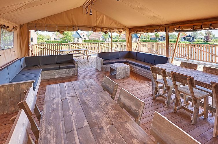 Groepsverblijf groepstent + vier luxe 6-pers. glamping