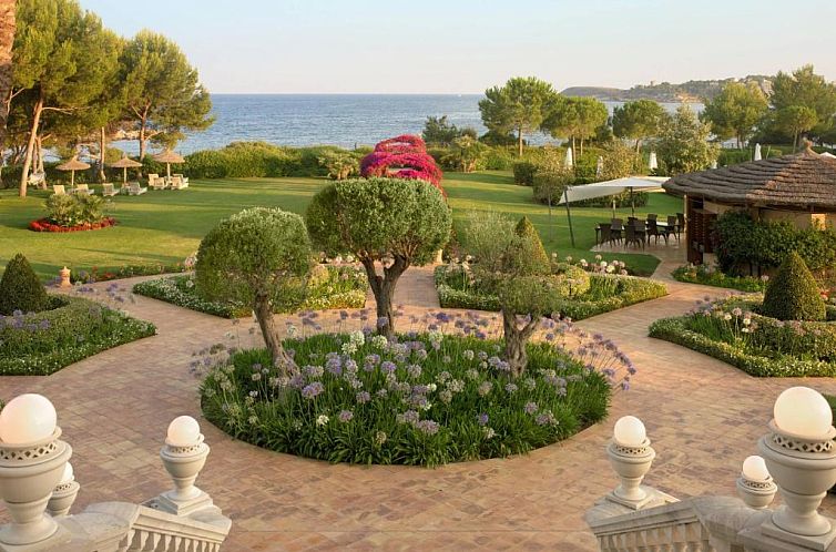 The St. Regis Mardavall Mallorca Resort