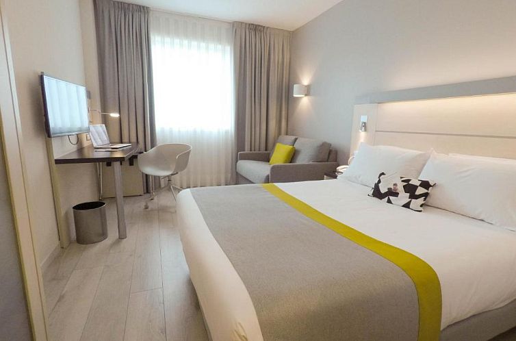 Holiday Inn Express Pamplona, an IHG Hotel