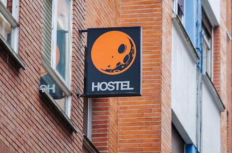 Moon Hostel Bio