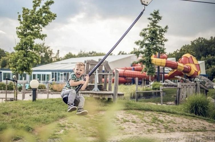 Kinder chalet, stacaravan met grote tuin 