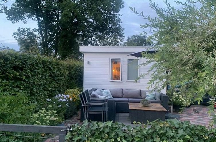 Kinder chalet, stacaravan met grote tuin 