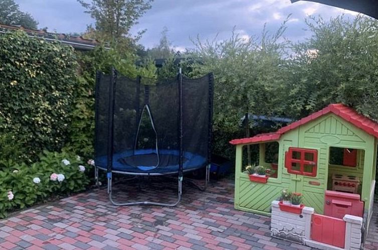 Kinder chalet, stacaravan met grote tuin 