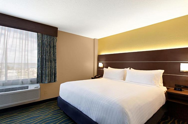 Holiday Inn Express & Suites Oceanfront Daytona Beach Shores