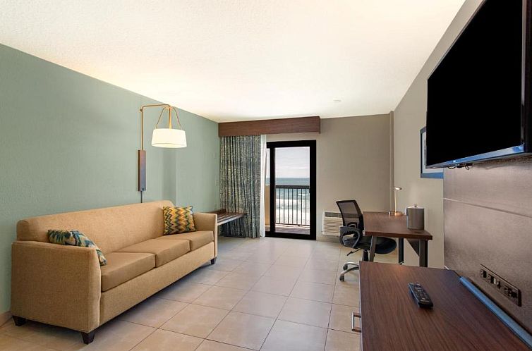 Holiday Inn Express & Suites Oceanfront Daytona Beach Shores