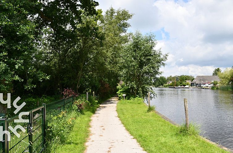 6 persoons vakantiehuis met omheinde tuin aan het water in