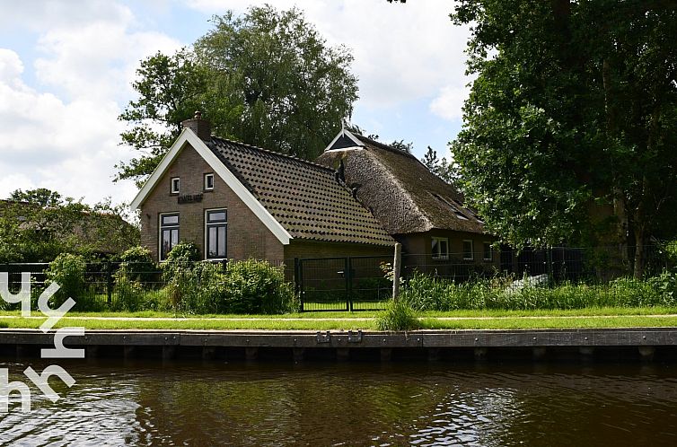 6 persoons vakantiehuis met omheinde tuin aan het water in