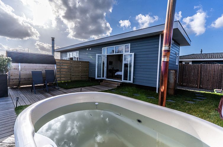 Luxe 2 persoons Tiny House met Hottub en Sauna aan de