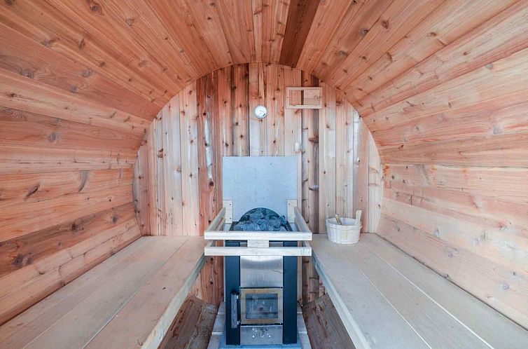 Luxe 2 persoons Tiny House met Hottub en Sauna aan de