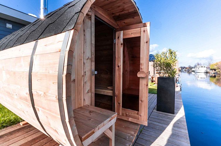 Luxe 2 persoons Tiny House met Hottub en Sauna aan de