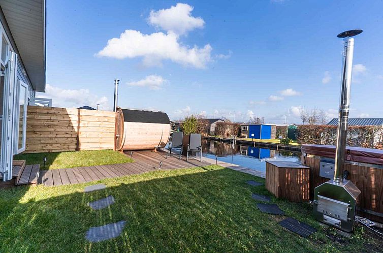 Luxe 2 persoons Tiny House met Hottub en Sauna aan de