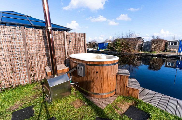 Luxe 2 persoons Tiny House met Hottub en Sauna aan de