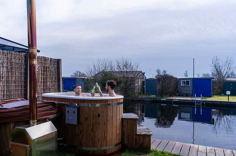 Luxe 2 persoons Tiny House met Hottub en Sauna aan de