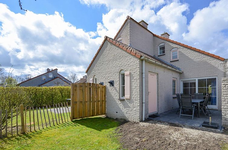 Geschakelde woning in Zeeland, Nederland