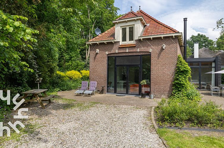 Een charmant 6-persoons koetshuis met open haard en ruime