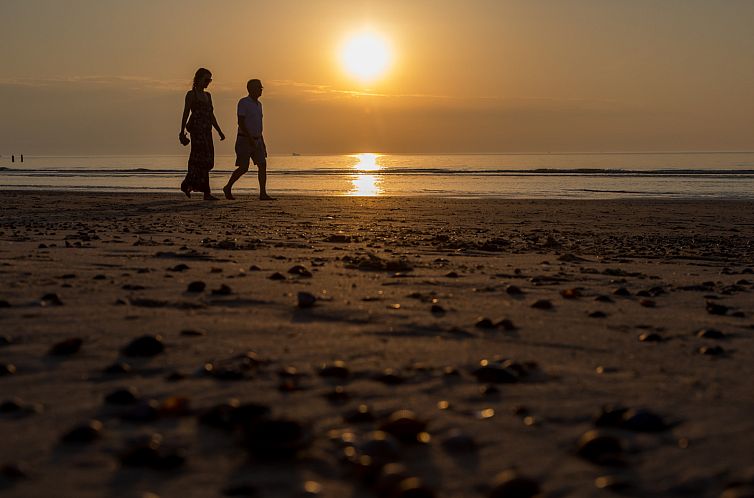 Uniek logeren op het strand in 5-persoons slaapstrandhuisje