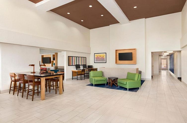 Holiday Inn Express & Suites Sarasota East, an IHG Hotel