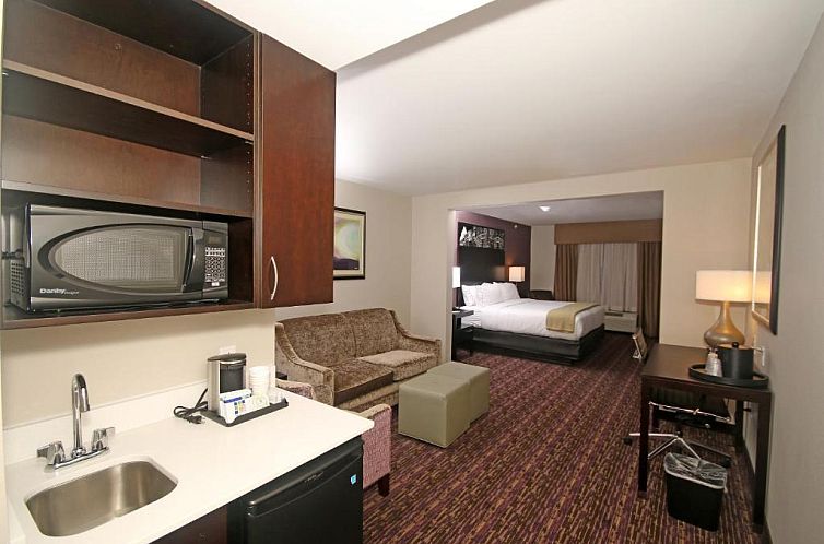 Holiday Inn Express & Suites Charlotte North, an IHG Hotel