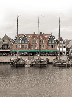 Boot Bora, Volendam, IJsselmeerkust, 