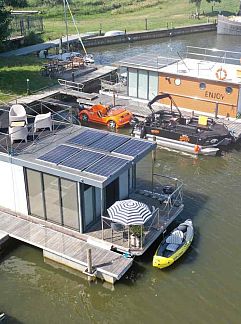 Vakantiewoning Prachtige 4 persoons glamtainer in Friesland aan het water, Warns, IJsselmeer, 