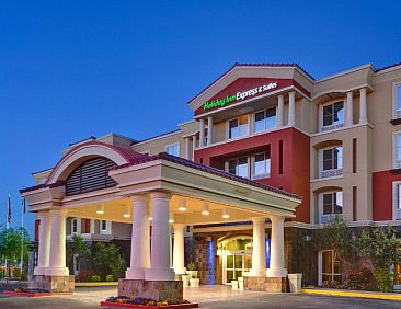 Holiday Inn Express &amp; Suites Las Vegas SW Springvalley, an I