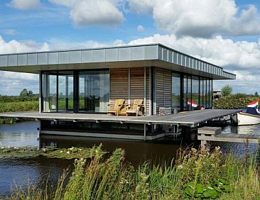 Quaint House Boat in Goeingahuizen with Sauna