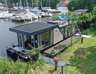 Unieke 4 persoons House boat in de jachthaven van Warns