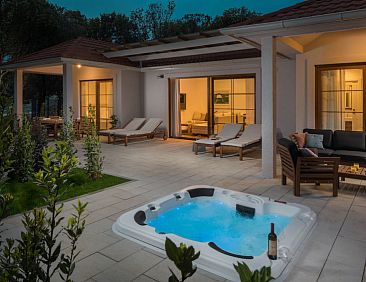 Vakantiehuis Luxury Bay Villa with private hot tub