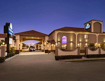 Days Inn &amp; Suites by Wyndham Houston Hobby Airport