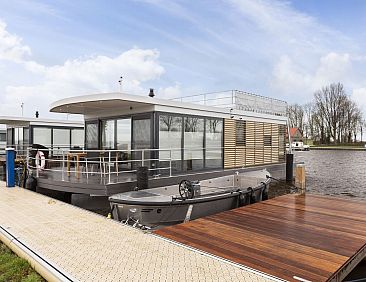 Houseboat met dakterras en eigen aanlegsteiger -