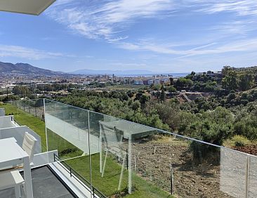 Nieuw luxe appartement met groot balkon en uitzicht op zee