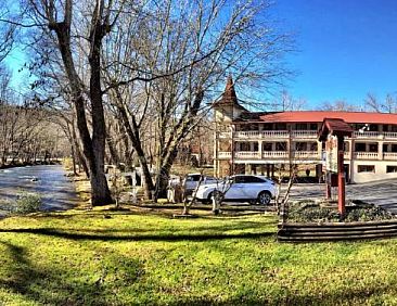 Riverbend Motel &amp; Cabins