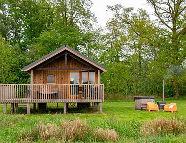 Knusse 4 persoons Lodge met hottub op een unieke locatie