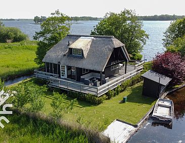 Uniek gelegen 6 persoons vakantiehuis aan het water in